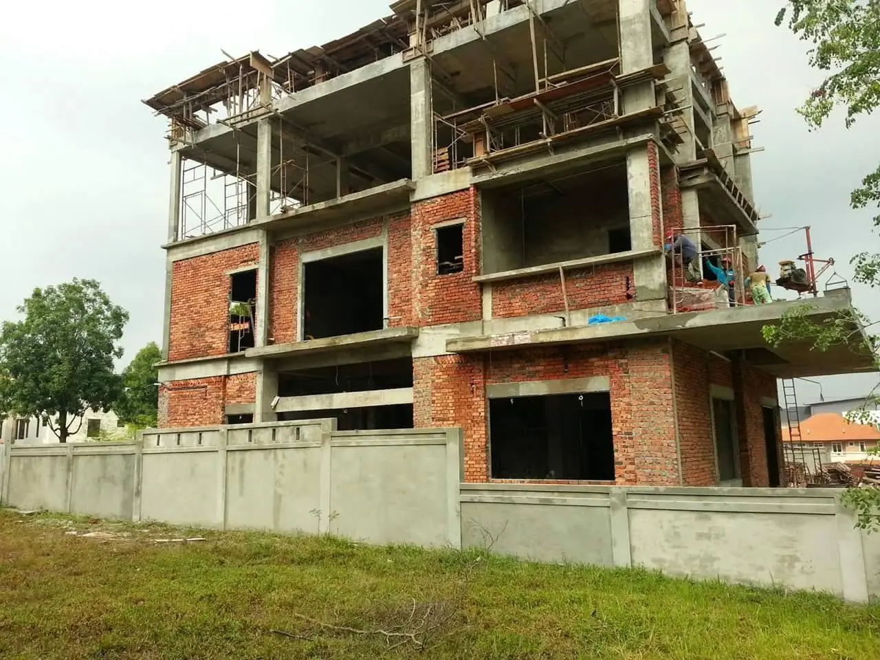 Struktur konkrit bertetulang dan bata bertingkat dalam pembinaan