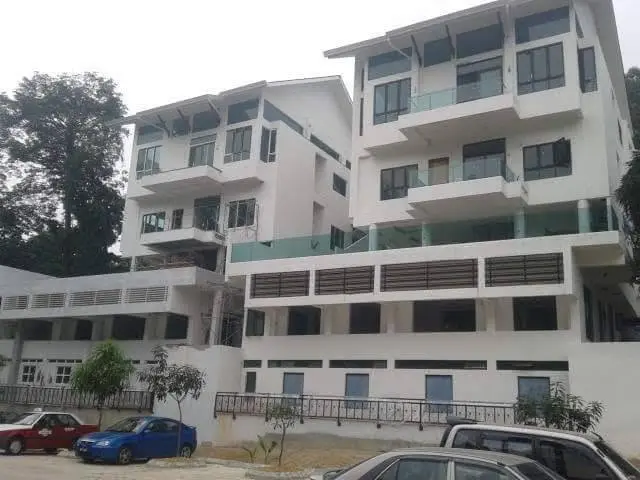 Bahagian luar bangunan bertingkat yang telah siap