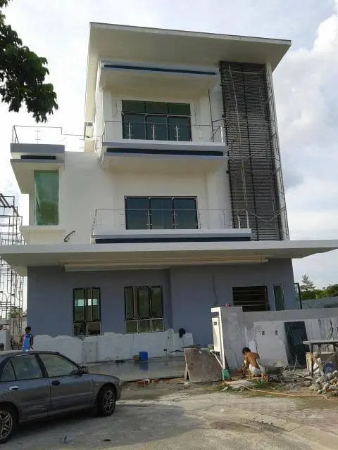 Bahagian luar kediaman moden bertingkat hampir siap