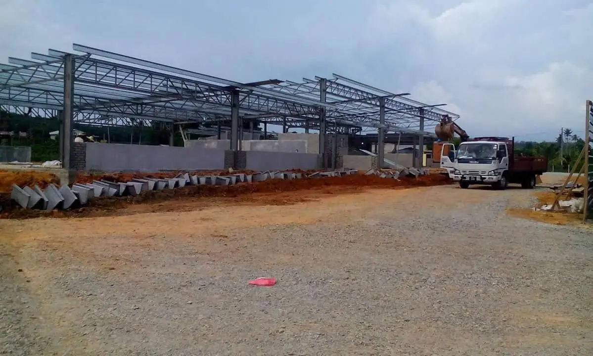 Kerja pembinaan rangka keluli sedang dijalankan